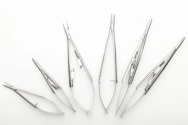 Stalowe Narzędzia Chirurgiczne Sprzęt Laboratoryjny Odizolowane Białym Tle Profesjonalne Instrumenty — Zdjęcie stockowe