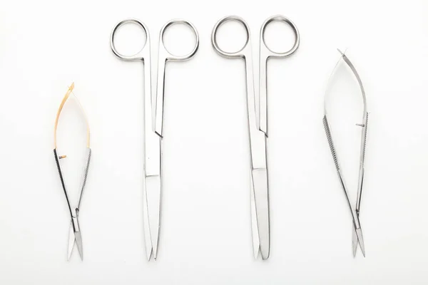 Outils Chirurgicaux Acier Équipements Laboratoire Isolés Sur Fond Blanc Instruments — Photo