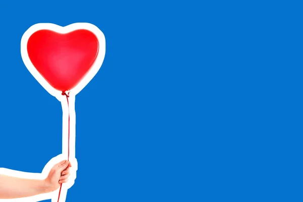 女性的手握住红胶充气心形气球 情人节和生日庆祝的概念 带空白复制空间的杂志风格时装拼贴 — 图库照片