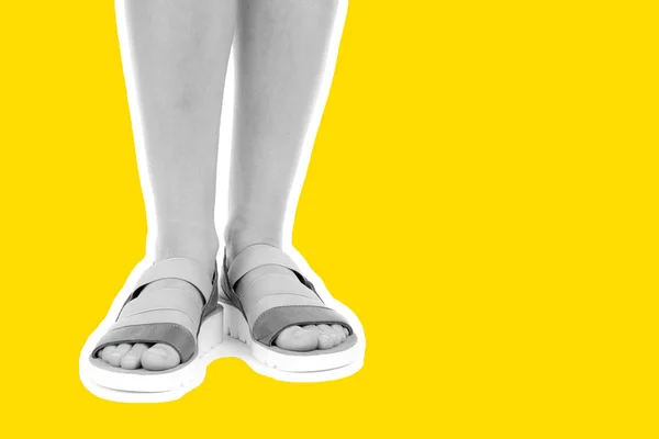 Calzado Mujer Largas Piernas Delgadas Mujer Con Sandalias Cuero Maqueta —  Fotos de Stock