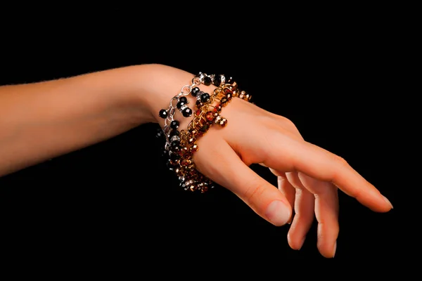 Piękna Elegancka Ręcznie Robiona Bransoletka Klejnotami Kolorowymi Błyszczącymi Koralikami Zrelaksowanym — Zdjęcie stockowe