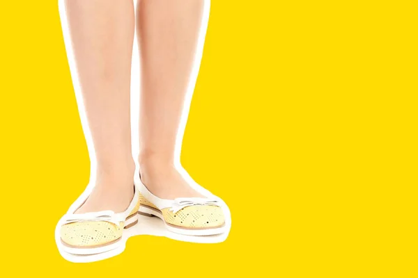 Calzado Mujer Largas Piernas Delgadas Femeninas Que Usan Zapatos Cuero —  Fotos de Stock