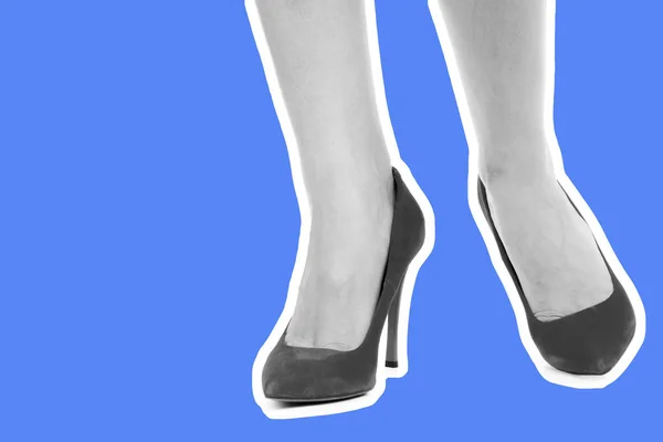 女装鞋袜 细长的女性腿穿着高跟鞋 仿制空间的时尚模型 经典和休闲服装的概念 详细的特写镜头拍摄 杂志风格的时装拼贴 — 图库照片