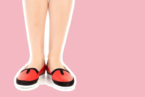 Γυναικεία Παπούτσια Μακριά Λεπτά Γυναικεία Πόδια Χαμηλά Δερμάτινα Παπούτσια Μακέτα — Φωτογραφία Αρχείου
