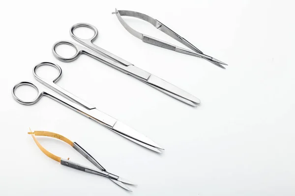 Stål Kirurgiska Verktyg Och Laboratorieutrustning Isolerad Vit Bakgrund Professionella Klinikinstrument — Stockfoto