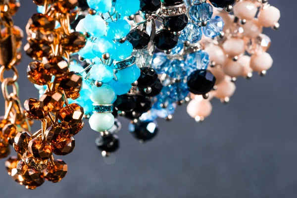 Güzel ve zarif el yapımı mücevher kolye ve renkli parlak boncuklar. Moda ve el işi aksesuarları. Soyut bulanık arkaplan üzerine yumuşak seçici odak ile sanat yakın plan