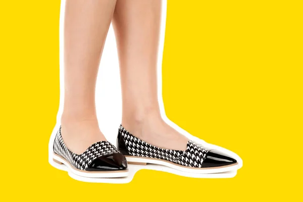 Calzado Mujer Largas Piernas Delgadas Femeninas Que Usan Zapatos Cuero —  Fotos de Stock