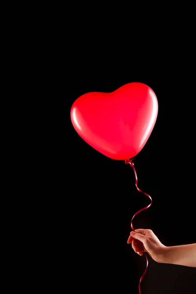 Mão Fêmea Segura Balão Inflável Forma Coração Borracha Vermelha Amor — Fotografia de Stock