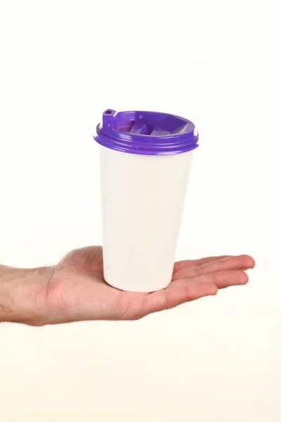 Ανθρώπινο Χέρι Κρατά Ένα Κενό Φλιτζάνι Καφέ Χαρτί Πλαστικό Καπάκι — Φωτογραφία Αρχείου