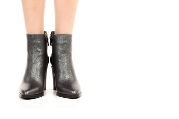 Женская обувь для одежды. Длинные тонкие женские ноги в туфлях на высоких каблуках. Мода макет с копировальным пространством. Классическая и повседневная одежда. Подробная съемка студии крупным планом на белом фоне
.