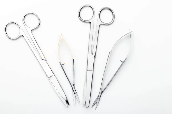 Ocelové Chirurgické Nástroje Laboratorní Vybavení Izolované Bílém Pozadí Profesionální Nástroje — Stock fotografie