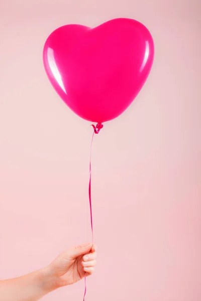 Mão Feminina Segura Balão Forma Coração Inflável Borracha Rosa Amor — Fotografia de Stock