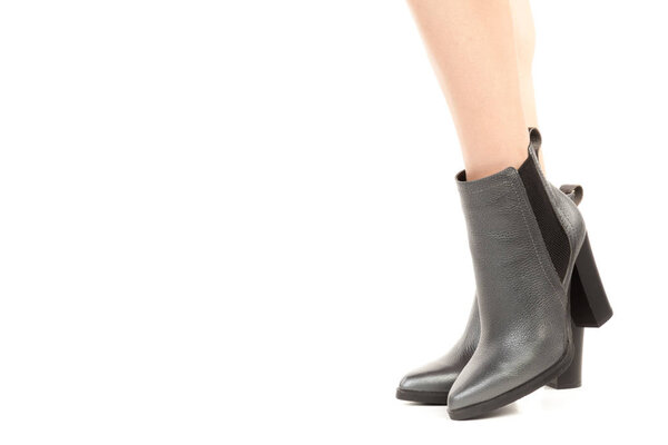 Женская обувь для одежды. Длинные тонкие женские ноги в туфлях на высоких каблуках. Мода макет с копировальным пространством. Классическая и повседневная одежда. Подробная съемка студии крупным планом на белом фоне
.