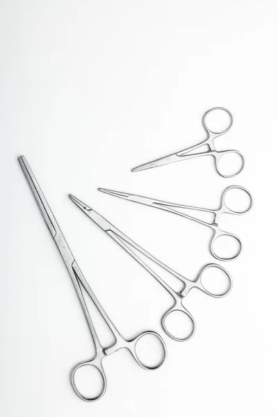 Ocelové Chirurgické Nástroje Laboratorní Vybavení Izolované Bílém Pozadí Profesionální Nástroje — Stock fotografie