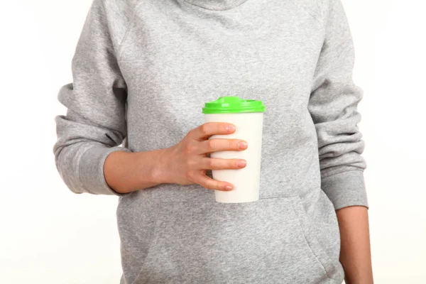 İnsan eli plastik kapaklı boş bir kahve fincanı tutar. Tek kullanımlık fincana çay ya da kahve konsepti. Metin veya logo için yeri ve yeri kopyala. Beyaz bir arkaplanda izole edilmiş