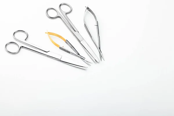 Outils Chirurgicaux Acier Équipements Laboratoire Isolés Sur Fond Blanc Instruments — Photo