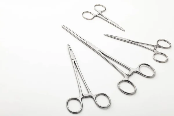 Stål Kirurgiska Verktyg Och Laboratorieutrustning Isolerad Vit Bakgrund Professionella Klinikinstrument — Stockfoto