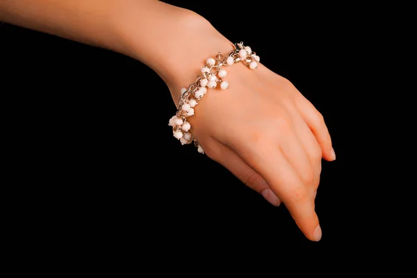 精美精致的手工珠宝手镯 色彩艳丽的珠子镶嵌在宽松的女性手腕上 配以中性的指甲 时装和手工艺品配件的概念 具有软性选择性焦点的闭锁 — 图库照片