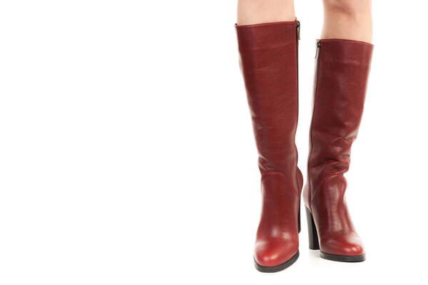 Женская обувь для одежды. Длинные тонкие женские ноги носят высокие ботинки на каблуках. Мода макет с копировальным пространством. Классическая и повседневная одежда. Подробная съемка студии крупным планом на белом фоне
