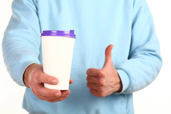 Menselijke Hand Houdt Een Blanco Papier Koffiecup Met Plastic Dop Rechtenvrije Stockfoto's