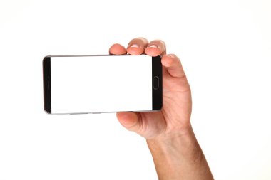 İnsan eli, avucunda boş bir krom ekran olan modern bir akıllı telefonu tutar. Teknoloji ve reklam kavramı. Ayrıntılı yakın çekim stüdyo çekimi soyut beyaz arka planda izole