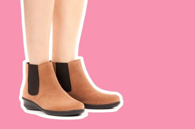 Bayan giysi ayakkabısı. Uzun ince dişinin bacakları düşük deri ayakkabı giyer. Fotokopi alanı olan moda modeli. Klasik ve günlük kıyafet konsepti. Ayrıntılı yakın çekim stüdyo çekimi. Dergi tarzı moda kolajı