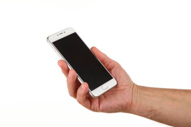 İnsan eli, avucunda boş bir krom ekran olan modern bir akıllı telefonu tutar. Teknoloji ve reklam kavramı. Ayrıntılı yakın çekim stüdyo çekimi soyut beyaz arka planda izole