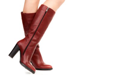 Bayan giysi ayakkabısı. Uzun ince dişinin bacakları yüksek topuklu uzun çizmeler giyer. Fotokopi alanı olan moda modeli. Klasik ve günlük kıyafet konsepti. Ayrıntılı yakın çekim stüdyo çekimi. Dergi tarzı moda kolajı