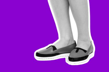 Bayan giysi ayakkabısı. Düşük deri ayakkabılar giyen uzun ince kadın bacakları. Fotokopi alanı olan moda modeli. Klasik ve günlük kıyafet konsepti. Detaylı yakın çekim stüdyo çekimi Magazin tarzı moda kolajı