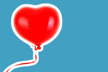 Kırmızı lastik şişme kalp şeklinde balon. Aşk, ilişki, sevgililer günü ve doğum günü kutlaması konsepti. Boş kopya alanı olan dergi tarzı moda kolajı