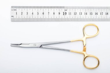 Çelik cerrahi aletler ve laboratuvar ekipmanları beyaz arka planda izole edilmiş. Profesyonel klinik aletleri. Tıbbi, cerrahi, ambulans ve veteriner konsepti. Yumuşak seçici odaklı yakın plan