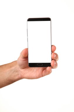 İnsan eli, avucunda boş bir krom ekran olan modern bir akıllı telefonu tutar. Teknoloji ve reklam kavramı. Ayrıntılı yakın çekim stüdyo çekimi soyut beyaz arka planda izole