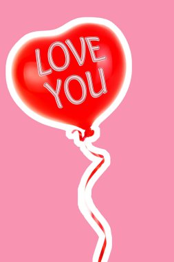 Kırmızı lastik şişme kalp şeklinde balon. Aşk, ilişki, sevgililer günü ve doğum günü kutlaması konsepti. Boş kopya alanı olan dergi tarzı moda kolajı