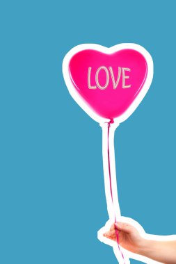 Kadın eli kırmızı kauçuk, şişme kalp şeklinde balon tutuyor. Aşk, ilişki, sevgililer günü ve doğum günü kutlaması konsepti. Boş kopya alanı olan dergi tarzı moda kolajı