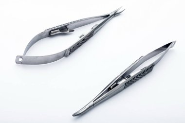 Çelik cerrahi aletler ve laboratuvar ekipmanları beyaz arka planda izole edilmiş. Profesyonel klinik aletleri. Tıbbi, cerrahi, ambulans ve veteriner konsepti. Yumuşak seçici odaklı yakın plan