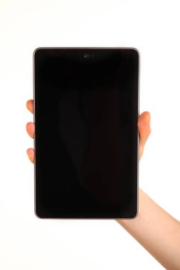 İnsan eli, avucunda boş bir krom ekran olan modern bir akıllı telefonu tutar. Teknoloji ve reklam kavramı. Ayrıntılı yakın çekim stüdyo çekimi soyut beyaz arka planda izole