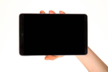 İnsan eli, avucunda boş bir krom ekran olan modern bir akıllı telefonu tutar. Teknoloji ve reklam kavramı. Ayrıntılı yakın çekim stüdyo çekimi soyut beyaz arka planda izole