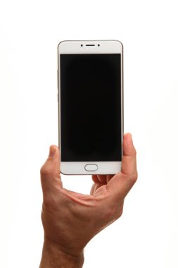 İnsan eli, avucunda boş bir krom ekran olan modern bir akıllı telefonu tutar. Teknoloji ve reklam kavramı. Ayrıntılı yakın çekim stüdyo çekimi soyut beyaz arka planda izole