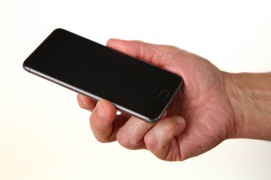 İnsan eli, avucunda boş bir krom ekran olan modern bir akıllı telefonu tutar. Teknoloji ve reklam kavramı. Ayrıntılı yakın çekim stüdyo çekimi soyut beyaz arka planda izole