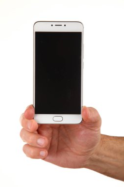 İnsan eli, avucunda boş bir krom ekran olan modern bir akıllı telefonu tutar. Teknoloji ve reklam kavramı. Ayrıntılı yakın çekim stüdyo çekimi soyut beyaz arka planda izole