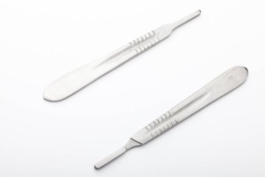 Çelik cerrahi aletler ve laboratuvar ekipmanları beyaz arka planda izole edilmiş. Profesyonel klinik aletleri. Tıbbi, cerrahi, ambulans ve veteriner konsepti. Yumuşak seçici odaklı yakın plan