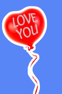 Kırmızı lastik şişme kalp şeklinde balon. Aşk, ilişki, sevgililer günü ve doğum günü kutlaması konsepti. Boş kopya alanı olan dergi tarzı moda kolajı