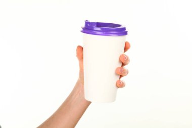 İnsan eli plastik kapaklı boş bir kahve fincanı tutar. Tek kullanımlık fincana çay ya da kahve konsepti. Metin veya logo için yeri ve yeri kopyala. Beyaz bir arkaplanda izole edilmiş