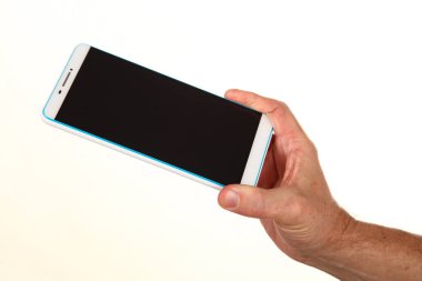 İnsan eli, avucunda boş bir krom ekran olan modern bir akıllı telefonu tutar. Teknoloji ve reklam kavramı. Ayrıntılı yakın çekim stüdyo çekimi soyut beyaz arka planda izole