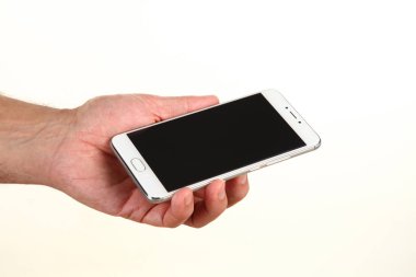 İnsan eli, avucunda boş bir krom ekran olan modern bir akıllı telefonu tutar. Teknoloji ve reklam kavramı. Ayrıntılı yakın çekim stüdyo çekimi soyut beyaz arka planda izole
