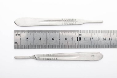 Çelik cerrahi aletler ve laboratuvar ekipmanları beyaz arka planda izole edilmiş. Profesyonel klinik aletleri. Tıbbi, cerrahi, ambulans ve veteriner konsepti. Yumuşak seçici odaklı yakın plan