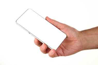 İnsan eli, avucunda boş bir krom ekran olan modern bir akıllı telefonu tutar. Teknoloji ve reklam kavramı. Ayrıntılı yakın çekim stüdyo çekimi soyut beyaz arka planda izole