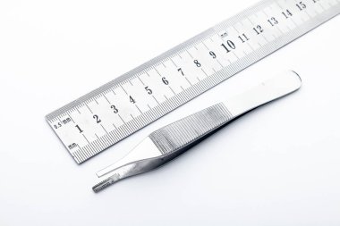 Çelik cerrahi aletler ve laboratuvar ekipmanları beyaz arka planda izole edilmiş. Profesyonel klinik aletleri. Tıbbi, cerrahi, ambulans ve veteriner konsepti. Yumuşak seçici odaklı yakın plan