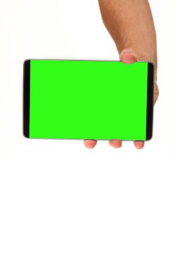 İnsan eli, avucunda boş bir krom ekran olan modern bir akıllı telefonu tutar. Teknoloji ve reklam kavramı. Ayrıntılı yakın çekim stüdyo çekimi soyut beyaz arka planda izole