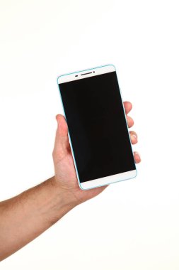 İnsan eli, avucunda boş bir krom ekran olan modern bir akıllı telefonu tutar. Teknoloji ve reklam kavramı. Ayrıntılı yakın çekim stüdyo çekimi soyut beyaz arka planda izole